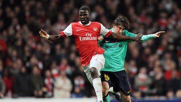 Emmanuel Eboue pelea un bal&oacute;n con Messi en 2011