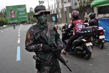 An armed police agent in the Philippines.
