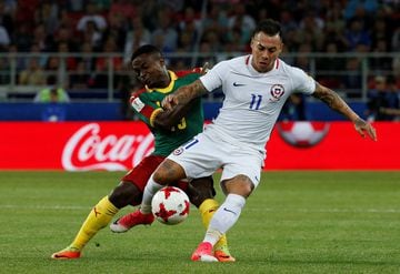 Soccer Football - Cameroon v Chile - FIFA Confederations Cup Russia 2017 - Group B - Spartak Stadium, Moscow, Russia - June 18, 2017   Cameroon’s Collins Fai in action with Chile’s Eduardo Vargas   REUTERS/Grigory Dukor