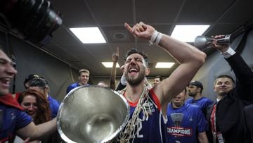 Vasilije Micic, jugador del  Anadolu Efes celebrando la victoria de su equipo en la Euroliga 