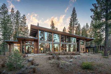 Eddy Cue, máximo responsable de servicios de la tecnológica norteamericana, pone a la venta su impresionante casa del Lago Tahoe por 10 millones de euros.
