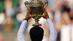Wimbledon (United Kingdom), 16/07/2023.- Carlos Alcaraz of Spain poses with the trophy after winning his Men's Singles final match against Novak Djokovic of Serbia at the Wimbledon Championships, Wimbledon, Britain, 16 July 2023. (Tenis, España, Reino Unido) EFE/EPA/TOLGA AKMEN EDITORIAL USE ONLY EDITORIAL USE ONLY
