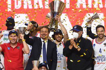 El entrenador Ergin Ataman celebra el título de campeones de la Euroliga.