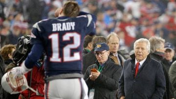 FOXBORO, MA - JANUARY 22: Robert Kraft (R), owner and CEO of the New England Patriots, looks at Tom Brady #12 prior to the AFC Championship Game against the Pittsburgh Steelers at Gillette Stadium on January 22, 2017 in Foxboro, Massachusetts.   Jim Rogash/Getty Images/AFP == FOR NEWSPAPERS, INTERNET, TELCOS &amp; TELEVISION USE ONLY ==