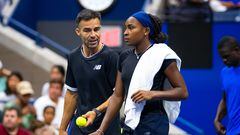 Pere Riba habla con Coco Gauff durante un entrenamiento en el US Open.