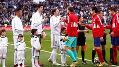 Real Madrid y Atl&eacute;tico se saludan antes de comenzar el derbi.