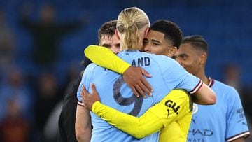 Erling Haaland, jugador del Manchester City, y Jude Bellingham, jugador del Borussia Dortmund, se abrazan tras un partido.