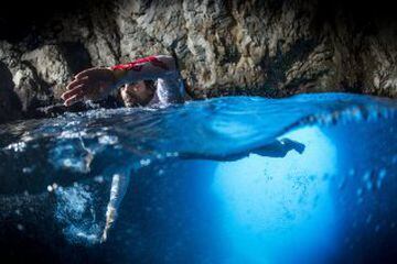 El clavadista colombiano en el paraíso de La Cueva Azul 