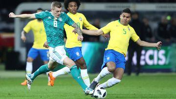 Casemiro le pelea un bal&oacute;n a Kroos en el Alemania-Brasil (0-1) en Berl&iacute;n.