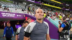 Mateu Lahoz sale del túnel de los vestuarios antes de un partido del Mundial de Qatar.
