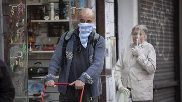 Personas con mascarilla y otras protecciones contra el coronavirus en Argentina