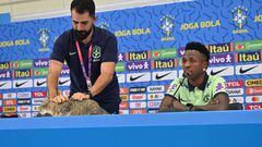 Qatar 2022: Brasil recibe denuncia por maltrato animal luego de que Vinicius Rodrigues lanzara al gato ‘Hexa’ al suelo. Exigen una multa de miles de dólares.