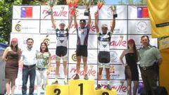 Patricio Almonacid, al centro, gan&oacute; la segunda versi&oacute;n de la Vuelta Ciclista Internacional al Maule.