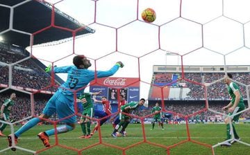 Saúl gives Atlético the lead.