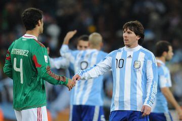 Messi saludando a Rafa Márquez, antiguos compañeros del Barcelona, en el partido de México vs Argentina. 