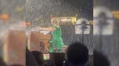 El impresionante video de Taylor Swift cantando para 70 mil personas debajo de la lluvia