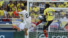 Davinson Sánchez en partido de Colombia ante Uruguay