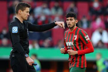 AUGSBURG, GERMANY - FEBRUARY 19: Ricardo Pepi of FC Augsburg (R) looks at match referee Daniel Siebert during the Bundesliga match between FC Augsburg and Sport-Club Freiburg at WWK-Arena on February 19, 2022 in Augsburg, Germany. (Photo by Alexander Hass