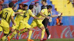 Los jugadores del Villarreal celebran el primer gol ante el Levante.