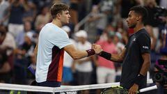 NEW YORK, NEW YORK - AUGUST 31: Jack Draper of Great Britain, left, shakes hands with Felix Auger Aliassime of Canada after winning the match in three sets during their Men's Singles Second Round match on Day Three of the 2022 US Open at USTA Billie Jean King National Tennis Center on August 31, 2022 in the Flushing neighborhood of the Queens borough of New York City.   Julian Finney/Getty Images/AFP
== FOR NEWSPAPERS, INTERNET, TELCOS & TELEVISION USE ONLY ==