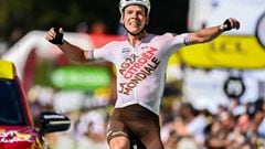 Bob Jungels celebra su brillante victoria en la novena etapa del Tour de Francia.