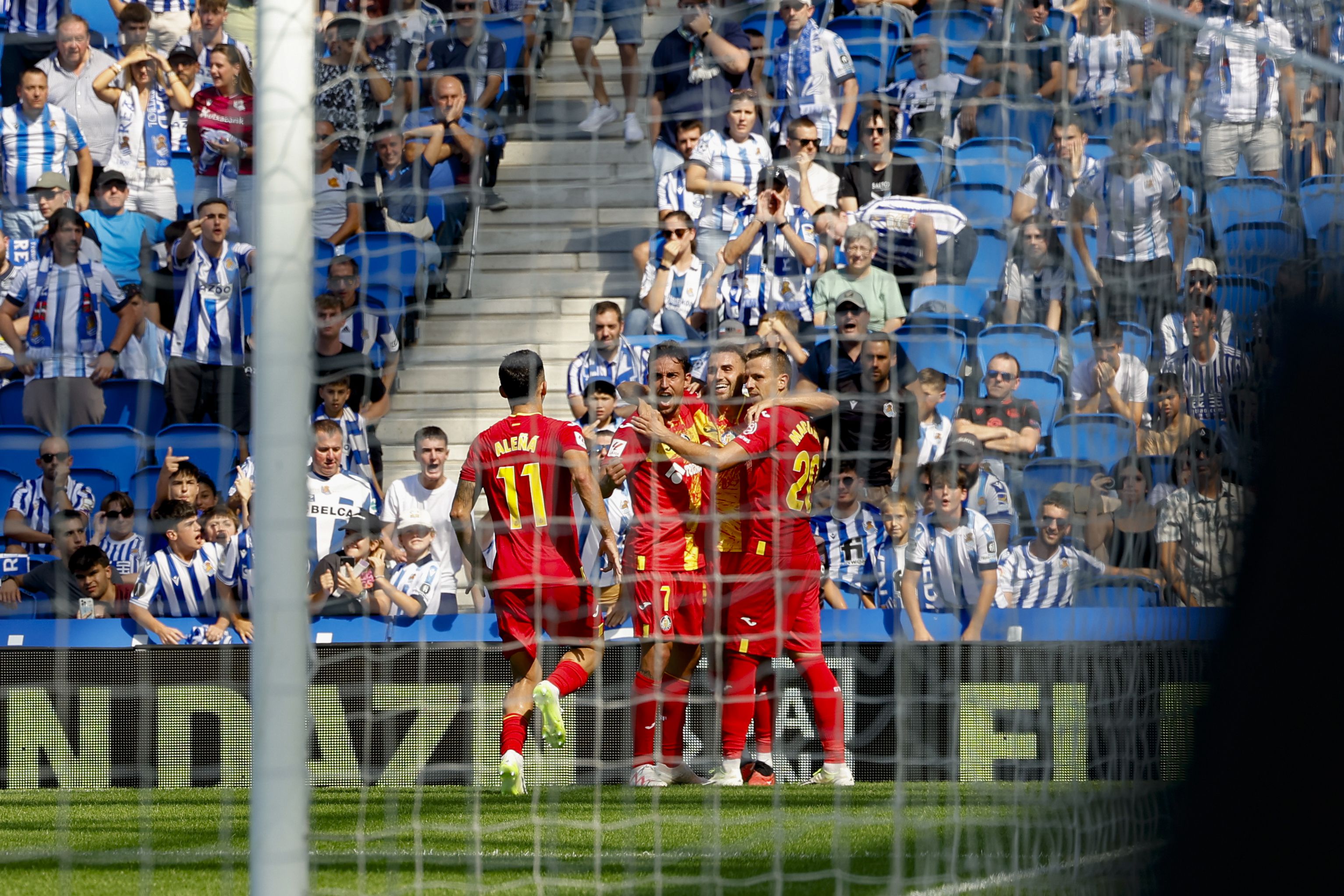 SAN SEBASTIÁN, 24/09/2023.- El centrocampista de la Real Sociedad Carles Aleñá (i) celebra con sus compañeros tras marcar el primer gol del equipo durante el partido liguero que enfrentó al Real Sociedad y el Getafe en el estadio Anoeta en San Sebastián, este domingo. EFE/ Javier Etxezarreta
