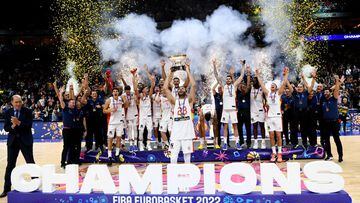 Basketball - EuroBasket Championship - Final - Spain v France - Mercedes-Benz Arena, Berlin, Germany - September 18, 2022  Spain&#039;s Rudy Fernandez lifts the trophy with teammates after winning the final REUTERS/Annegret Hilse     TPX IMAGES OF THE DAY