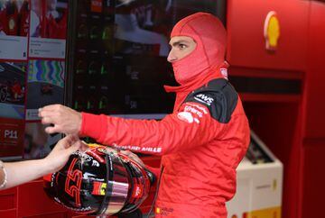 El piloto español Carlos Sainz Jr. charla con un miembro de su equipo durante la clasificación de carrera. 