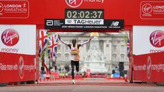 Kipchoge celebra su victoria en la marat&oacute;n de Londres.