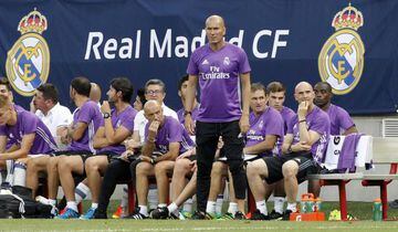 Zidane looks on as his side fall to defeat against PSG.