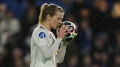 Lyon's Norwegian striker Ada Hegerberg kisses the ball before scoring her penalty in the shoot-out during the UEFA Women's Champions League quarter-final second leg football match between Chelsea and Lyon at Stamford Bridge, in London, on March 30, 2023. (Photo by JUSTIN TALLIS / AFP)