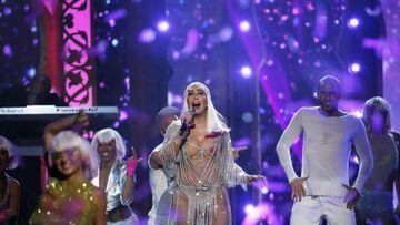Cher interpretando su éxito Believe en los Premios Billboard 2017