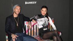 Sergio Ramos y Pilar Rubio conocen a Banksy a su paso por Madrid.