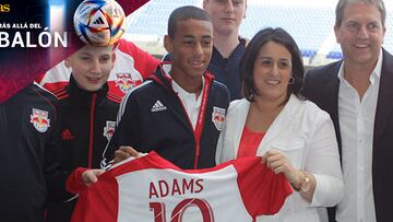 Melissa Russo posa junto a su hijo, Tayler Adams, cuando el hoy capitán de EEUU firmó su contrato profesional con los Red Bulls de Nueva York.