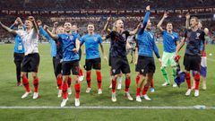 Los jugadores croatas celebran la victoria ante Inglaterra en las semifinales del Mundial de F&uacute;tbol de Rusia 2018, tras el partido disputado en el Estadio Luzhnik&iacute; de Mosc&uacute;.