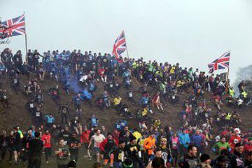 La carrera Tough Guy, se celebra desde 1987 en Inglaterra y desafía a sus participantes a recorrer 15km llenos de los obstáculos, donde hasta los más expertos se quedan en el camino. 