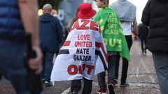 Miles de aficionados del Manchester United convocaron para manifestarse contra los Glazer antes del partido de este lunes ante Liverpool.