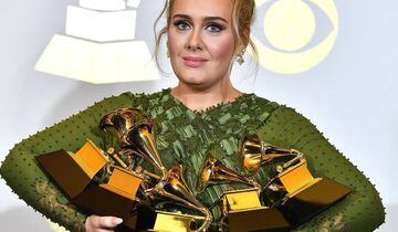 Adele recogió cinco premios Grammy, incluyendo el de mejor álbum por 25.