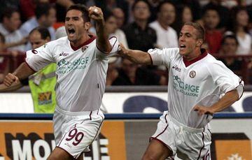 Lucarelli celebra con el puño en alto un gol al Milan en la Serie A.