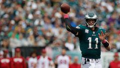 PHILADELPHIA, PA - OCTOBER 08: Quarterback Carson Wentz #11 of the Philadelphia Eagles throws a pass against the Arizona Cardinals during the third quarter at Lincoln Financial Field on October 8, 2017 in Philadelphia, Pennsylvania.   Rich Schultz/Getty Images/AFP == FOR NEWSPAPERS, INTERNET, TELCOS &amp; TELEVISION USE ONLY ==