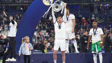 PARIS, FRANCE - MAY 28: Federico Valverde of Real Madrid lifts the UEFA Champions League Trophy after their sides victory in the UEFA Champions League final match between Liverpool FC and Real Madrid at Stade de France on May 28, 2022 in Paris, France. (Photo by Julian Finney/Getty Images)