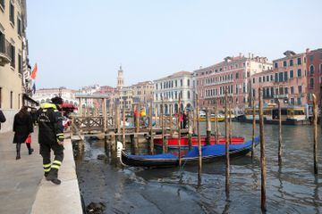 Las góndolas se muestran en el Gran Canal durante una marea baja severa en la ciudad laguna de Venecia, Italia.