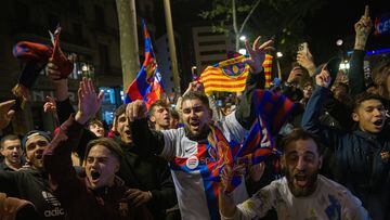 Los aficionados del Barcelona celebran en su rincón sagrado, la Fuente de Caneletes, el vigesimoséptimo título de Liga.