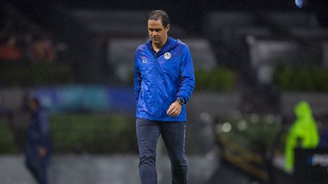 Why did América boss André Jardine undergo emergency surgery? Will he on the bench against Chivas? 