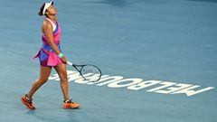 La tenista japonesa Naomi Osaka se lamenta durante su partido ante Amanda Anisimova en tercera ronda del Open de Australia 2022.
