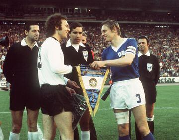 En la Copa del Mundo de 1974, se produjo un encuentro que marcaría la historia es el que enfrentó a las selecciones de la República Federal Alemana (RFA) y la República Democrática Alemana (RDA). En la imágen Los capitanes Franz Beckenbauer y Bernd Bransch intercambian los banderines.