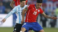 Charles Ar&aacute;nguiz disputa la pelota con Lionel Messi en la final de la Copa Am&eacute;rica de Chile.