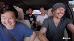 El fallecido Chester Bennington con sus compañeros de Linkin Park Mike Shinoda y Joe Hahn y el actor y médico estadounidense Ken Jeong en el programa de Apple Music "Carpool Karaoke: The Series".