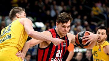 Ben Lammers of Alba (L) in action against Maik Kotsar of Baskonia during the Euroleague Basketball match between Alba Berlin and Saski Baskonia, in Berlin, Germany, 05 January 2023.