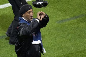 Ronaldinho se reencontró con Messi y las cámaras captaron el emotivo abrazo que protagonizaron ambas estrellas sudamericanas.